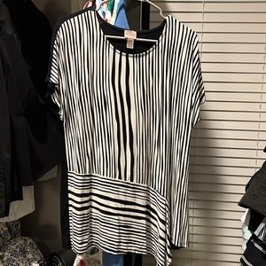 Women’s Chicos size 2 short sleeve, black and white blouse like new